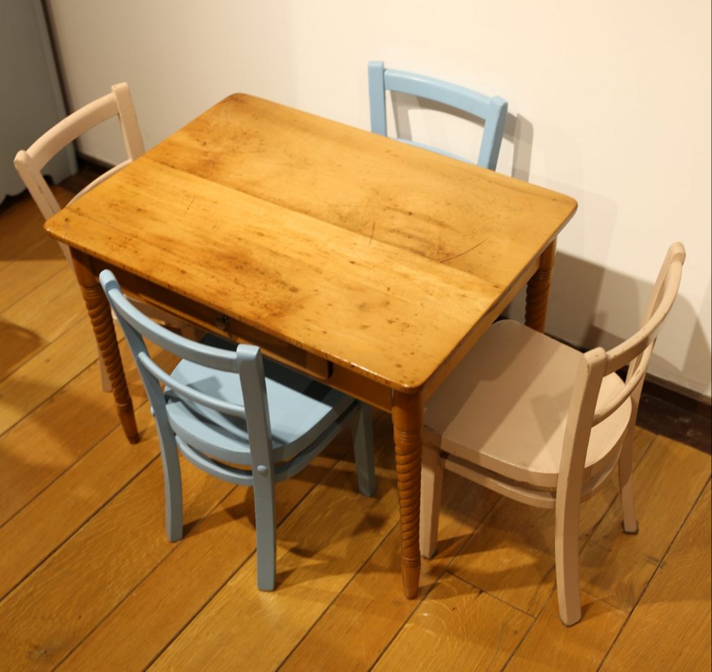 Modell-Tisch – Kindertisch um 1860 | Antike Möbel Online-Shop Köln
