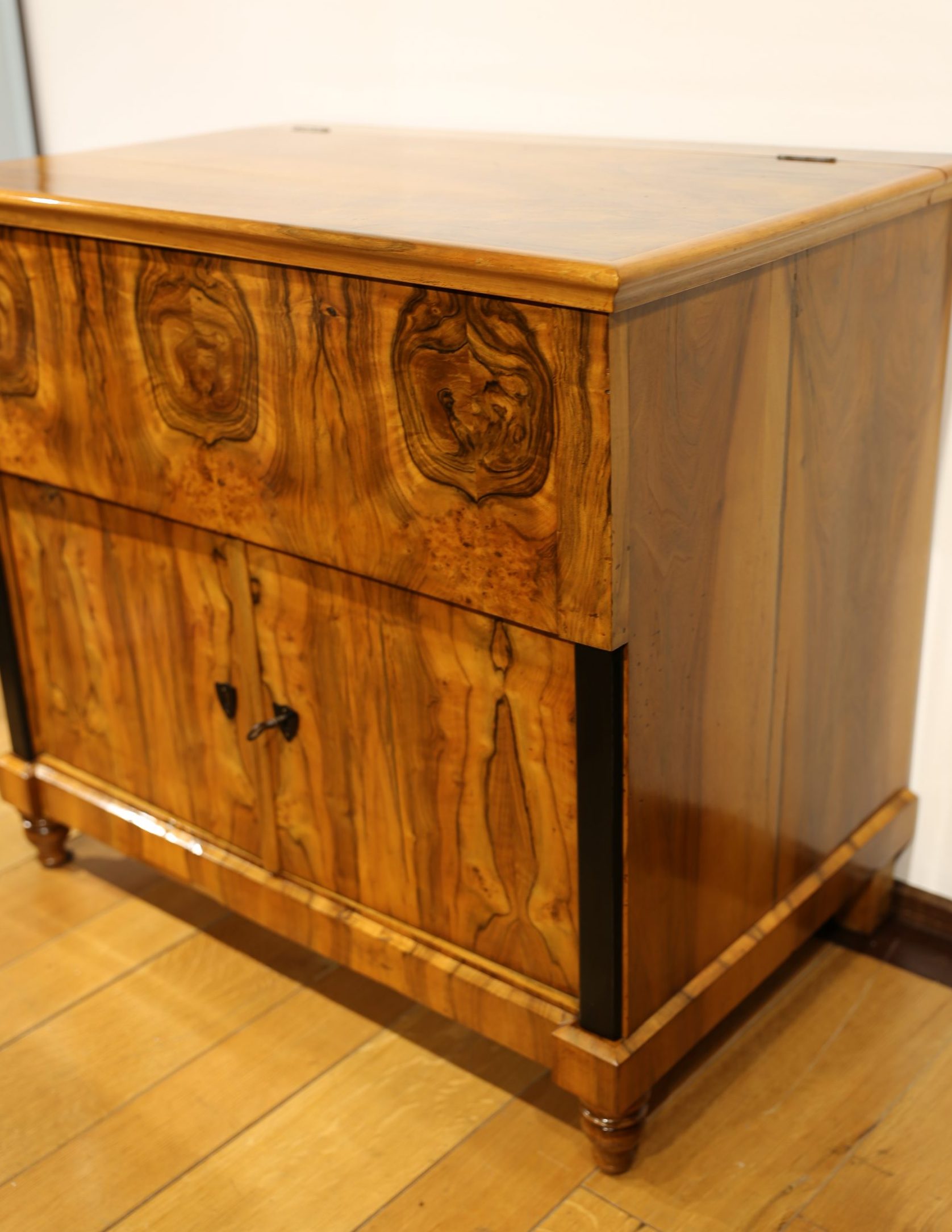 Waschkommode Biedermeier um 1820 – Nussbaum