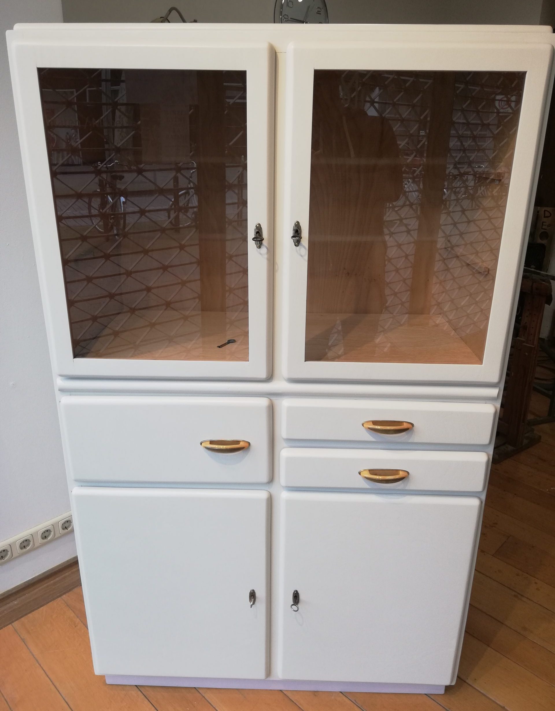 Küchenschrank Midcentury – cremeweiss