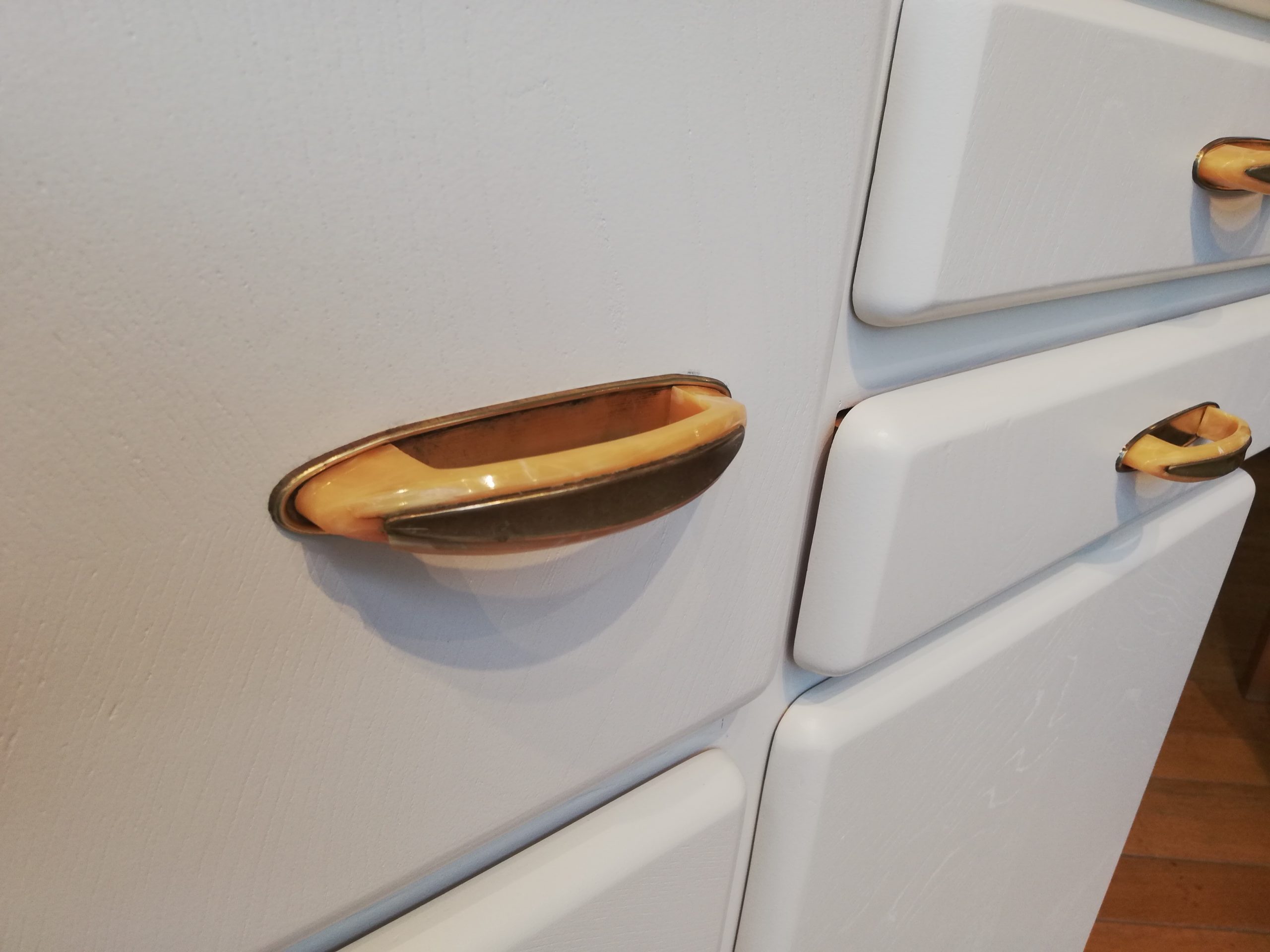Küchenschrank Midcentury – cremeweiss