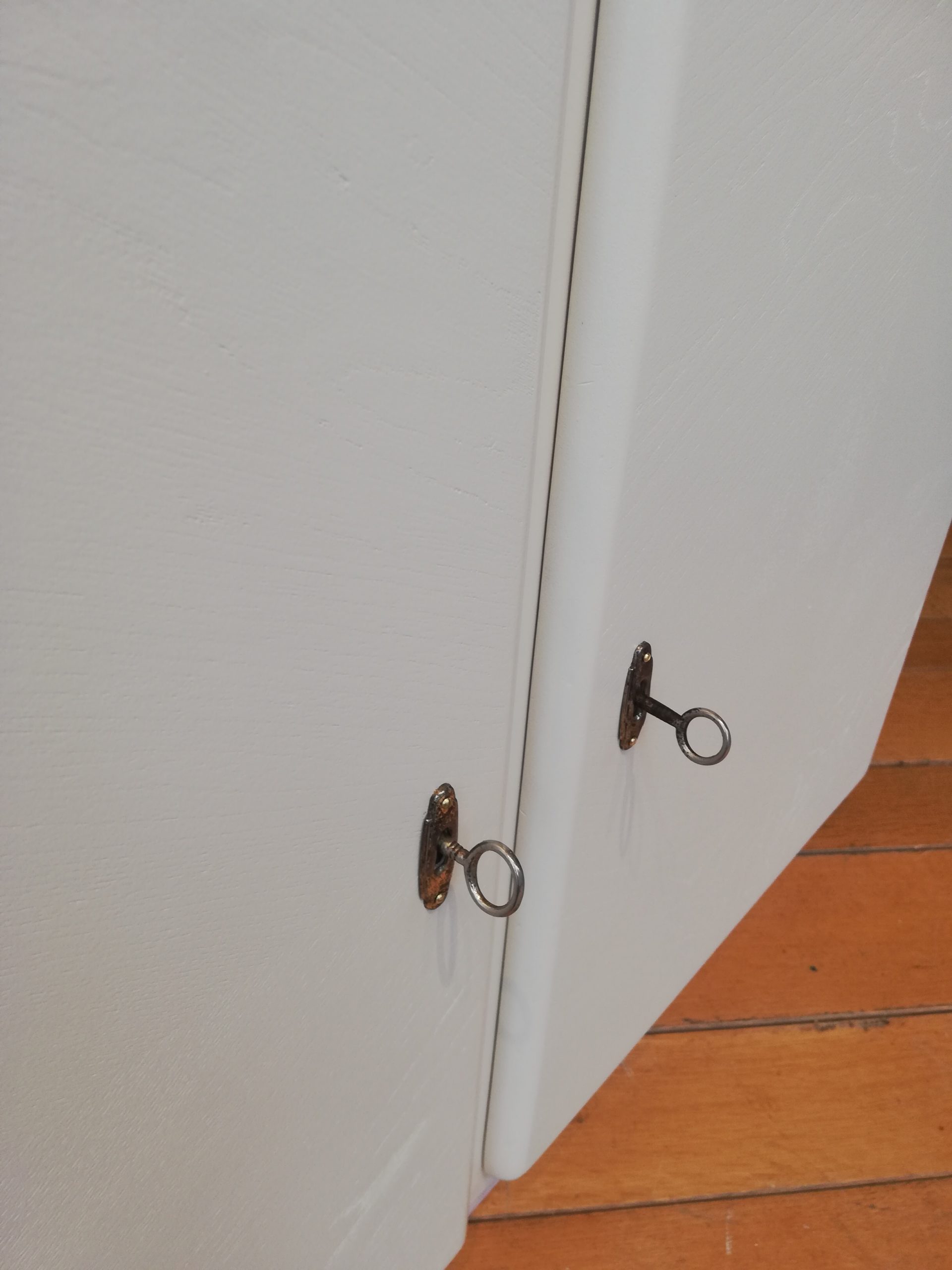 Küchenschrank Midcentury – cremeweiss