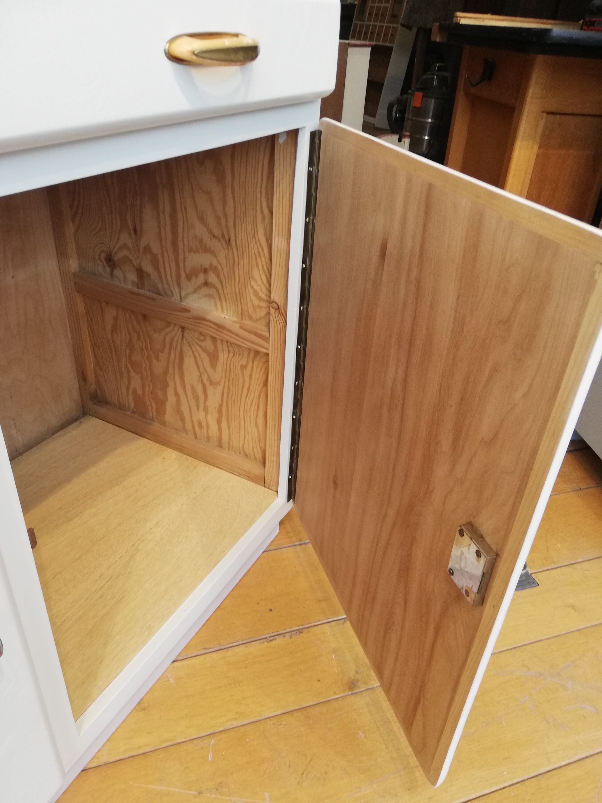 Küchenschrank Midcentury – cremeweiss