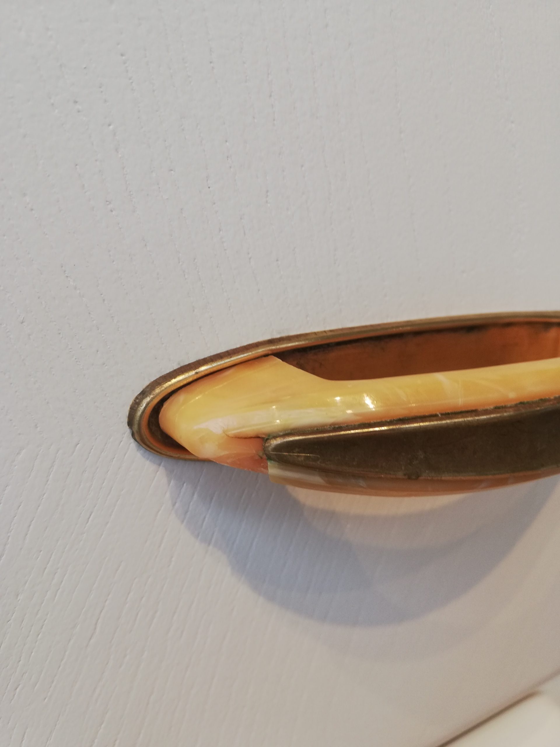 Küchenschrank Midcentury – cremeweiss