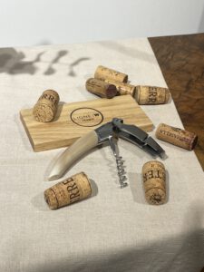 Sommeliermesser aus Büffelhorn mit Weinkorken